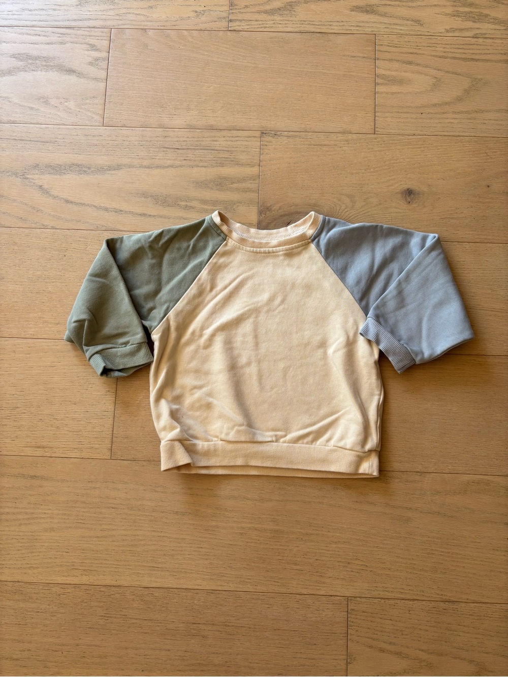 Winnie+crew toddler green and blue Colorblock sweatshirt, size 2T